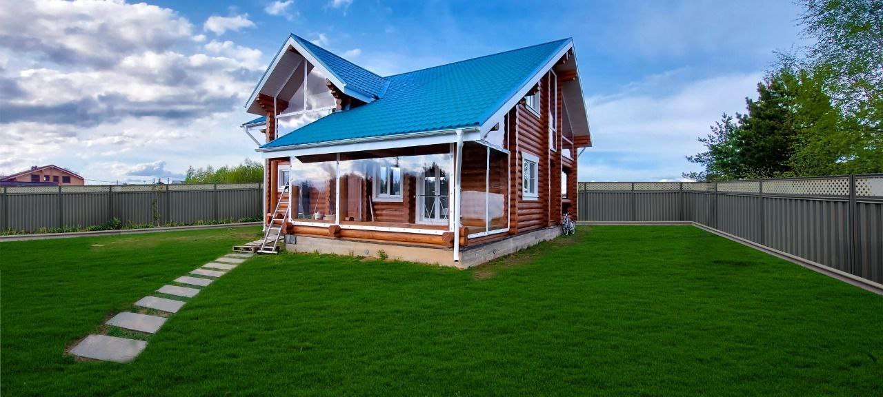 Мягкие окна на веранде загородного дома в Рамони